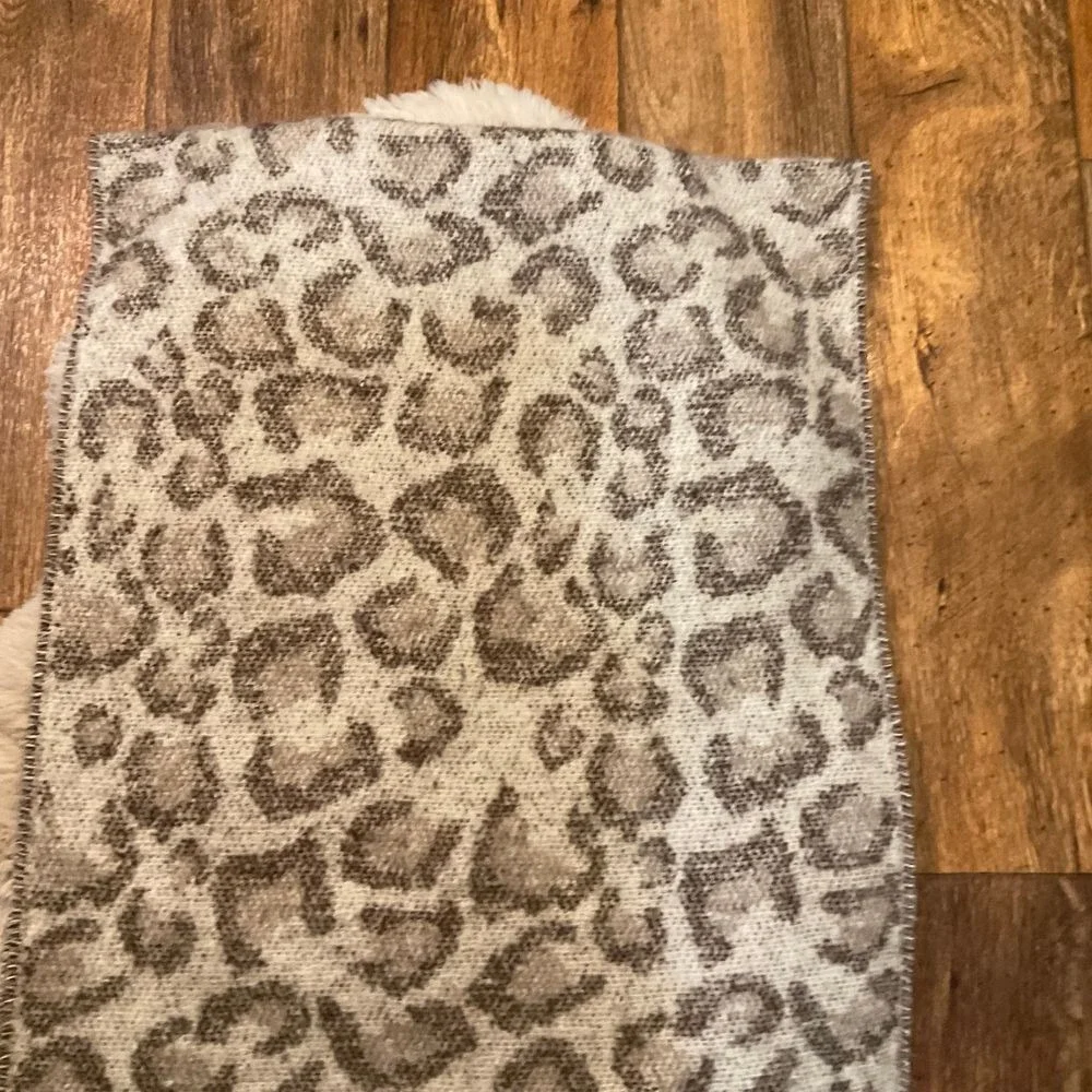 New Directions Scarf Leopard Blanket Boucle Soft Warm‎ Cozy 21x72